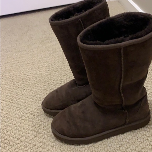 UGG Classic Boot - Picture 2 of 9